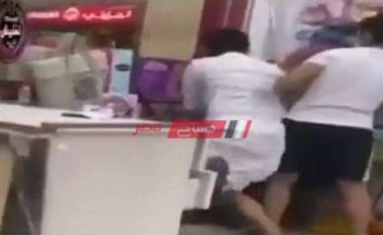 بالفيديو اعتداء مجموعة من الكويتيين على عامل مصرى
