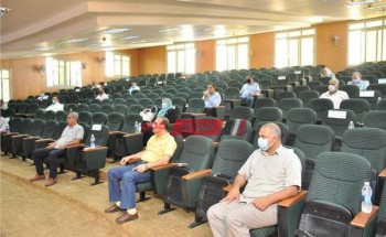اجتماع رئيس جامعة كفر الشيخ مع عمداء الكليات لمناقشة الاستعداد للعام الدراسي الجديد