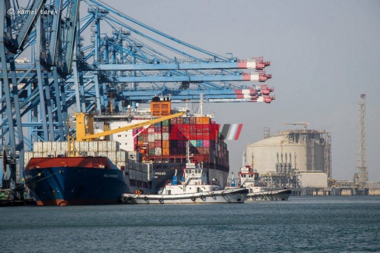 تداول 13 سفينة حاويات وبضائع عبر ميناء دمياط ووصول 20 الف طن ذرة