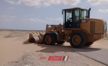 مجلس مدينة وسط سيناء يزيل 100 متر رمال تعيق الطرق