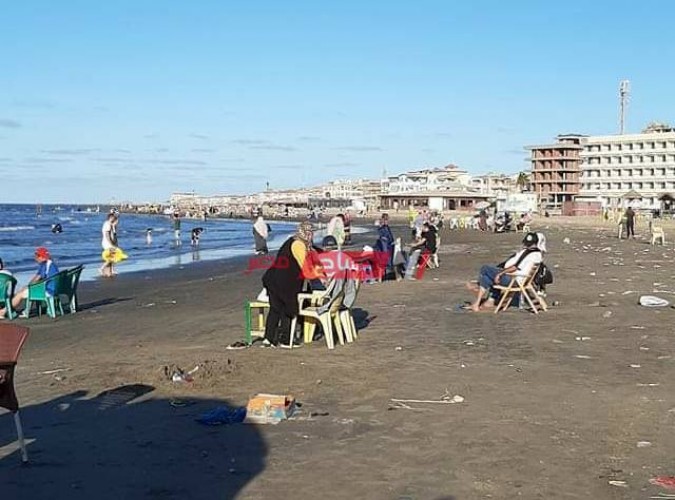 بالصورة استمرار اقبال المواطنين على شواطئ رأس البر بالرغم من بدء العام الدراسي