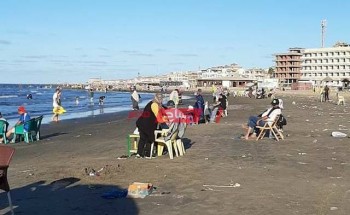 بالصورة استمرار اقبال المواطنين على شواطئ رأس البر بالرغم من بدء العام الدراسي