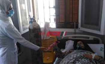 بالصور طاقم العمل بمستشفى حميات دمياط يقوموا بتوزيع  الورود على مرضى الكورونا