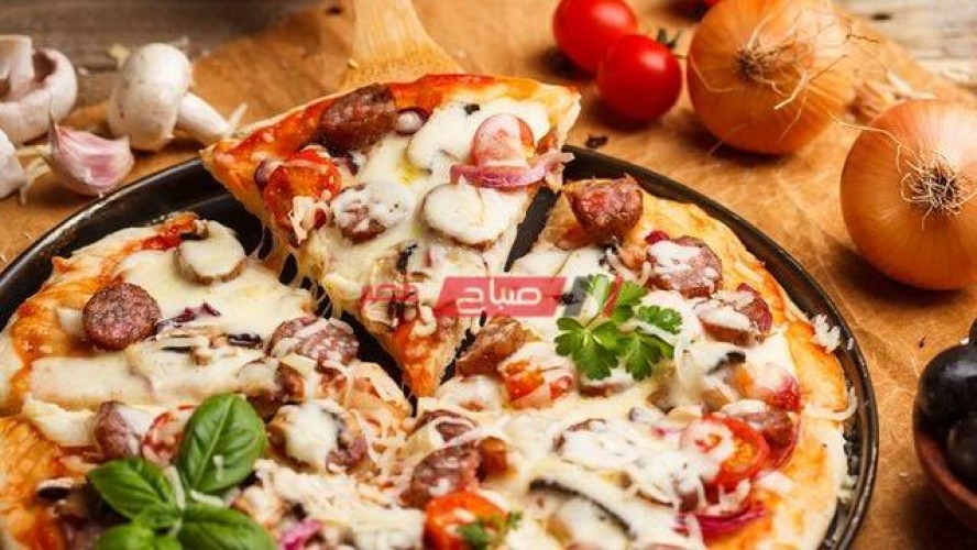 طريقة عمل فطيرة الجلاش بالسجق والجبنة الموتزاريلا كالبيتزا
