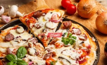 طريقة عمل فطيرة الجلاش بالسجق والجبنة الموتزاريلا كالبيتزا
