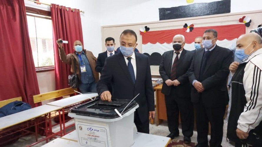 انتخابات مجلس النواب 2020: محافظ الإسكندرية يدلي بصوته في الإعادة ويتابع سير العملية الانتخابية