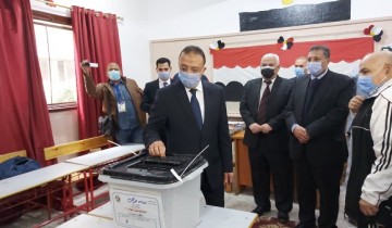 انتخابات مجلس النواب 2020: محافظ الإسكندرية يدلي بصوته في الإعادة ويتابع سير العملية الانتخابية