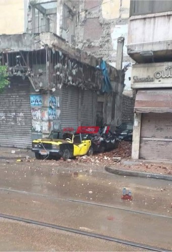 انهيار شرفة عقار وتحطم سيارتين في محرم بك بسبب الأمطار الغزيرة في الإسكندرية