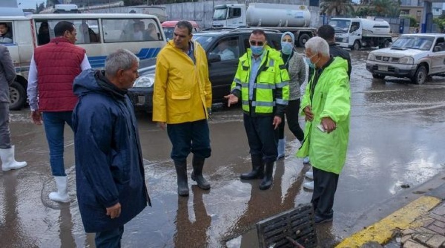 محافظ الإسكندرية يتابع أعمال شفط مياه الأمطار المتراكمة بسبب الأمطار الغزيرة