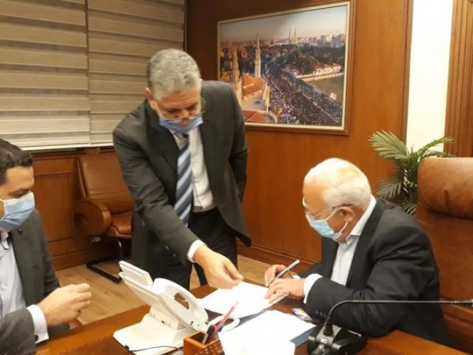 محافظ بورسعيد يطلق منظومة تحويل بطاقات مرتبات العاملين إلى «ميزة» بالتعاون مع بنك مصر