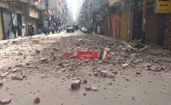 إخلاء عقار الأزاريطة من السكان بعد انهيار أجزاء منه وتحطم سيارتين في الإسكندرية