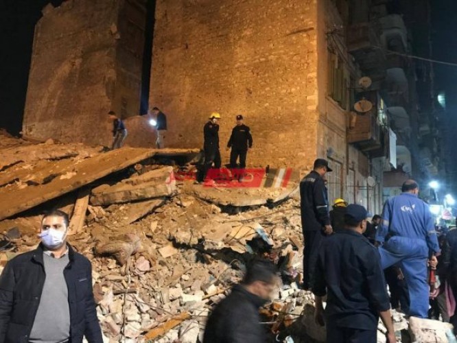 بالفيديو انهيار عقار في محرم بك والبحث عن 9 مفقودين أسفل الأنقاض بالإسكندرية – صور