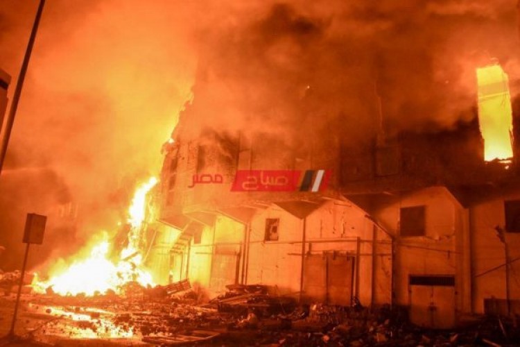 سبب وتداعيات حريق ميناء الإسكندرية بعد الدفع بـ 18 سيارة إطفاء وانهيار طابقين وانتشار النيران بسبب الرياح