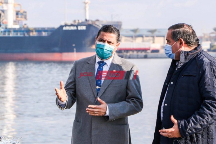 لجنة الطوارئ تواجه سوء الأحوال الجوية بميناء دمياط