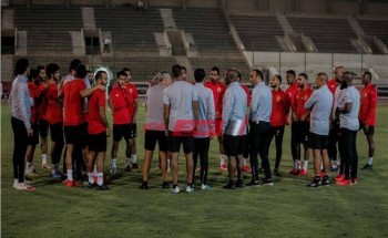 موسيماني يختتم محاضرته مع لاعبي الأهلي قبل مواجهة المقاصة