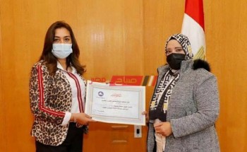 محافظ دمياط تكرم  أسرة مدرسة النيل المصرية لحصولها على المركز الأول بالمسابقة الدولية Full Award