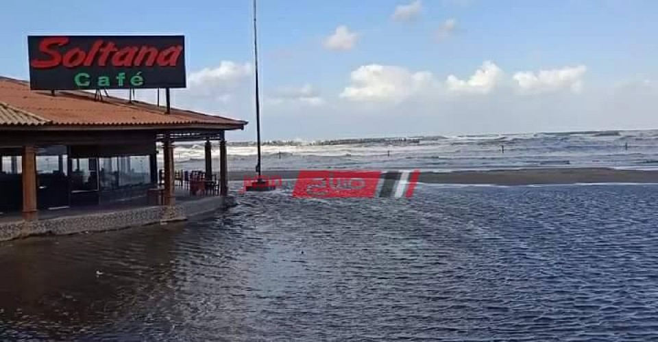 موجة الطقس السيئ في دمياط .. ارتفاع الأمواج وغرق إحدى شواطئ مدينة رأس البر
