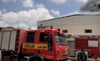 الأدلة الجنائية تعاين حريق مصنع ملابس بعد مصرع مواطن وإصابة 9 آخرين في الإسكندرية