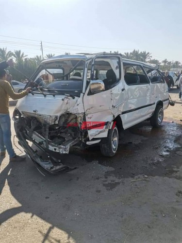 مصرع شخص وإصابة 10 أخرين إثر حادث تصادم سيارتين فى المنيا