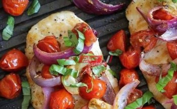 طريقة عمل دجاج مشوي مع الطماطم والبصل