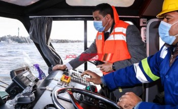 بالصور رئيس هيئة ميناء دمياط يستقبل الكراكة عبور بورسعيد