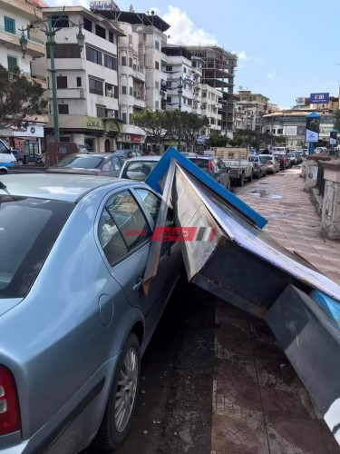 بالصورة سقوط لافته إعلانية على سيارة ملاكي في دمياط بسبب نشاط الرياح والطقس السيئ