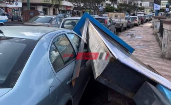 بالصورة سقوط لافته إعلانية على سيارة ملاكي في دمياط بسبب نشاط الرياح والطقس السيئ