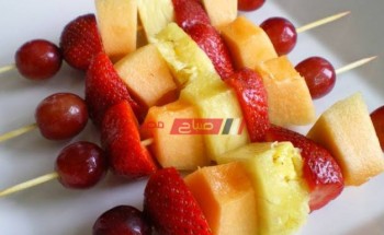 طريقة عمل حلوي الفراولة والأناناس والتفاح والموز المشوي بدبس الرمان علي طريقة الشيف هشام السيد