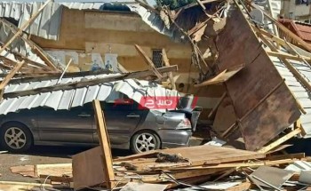 بالصور انهيار سقف منزل خشبي على 3 سيارات في دمياط بسبب سرعة الرياح