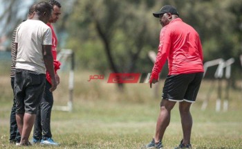 موسيماني يعترض على أرضية ملعب تدريب الفريق في تنزانيا
