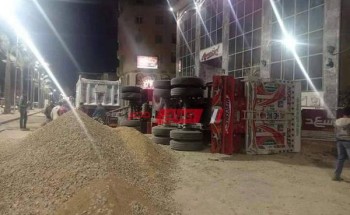 بالصورة انقلاب سيارة نقل “مقطورة” على جانبي طريق الشعراء بدمياط