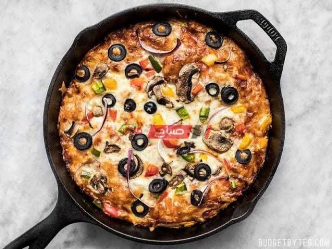 طريقة عمل بيتزا الطاسة السريعة بمقادير بسيطة وناجحة وطعم لذيذ
