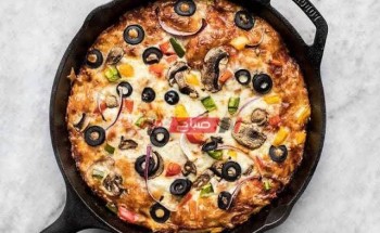 طريقة عمل بيتزا الطاسة السريعة بمقادير بسيطة وناجحة وطعم لذيذ