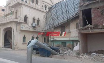 انهيار شرفة عقار وسقوط سقف صاج بسبب الرياح الشديدة في الإسكندرية – صور