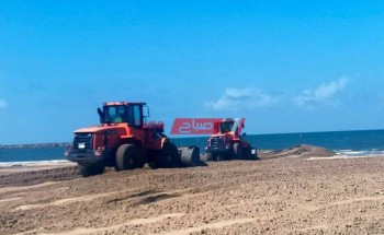 تسوية الرمال بطول شواطئ رأس البر بعد تأثرها بالنوات والعوامل الجوية خلال موسم الشتاء
