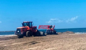تسوية الرمال بطول شواطئ رأس البر بعد تأثرها بالنوات والعوامل الجوية خلال موسم الشتاء