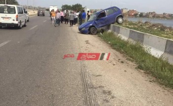بالصور إصابة شخص جراء حادث تصادم بين سيارتين ملاكي على طريق رأس البر – دمياط