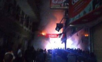 نشوب حريق هائل في محل ملابس بشارع التجاري بدمياط