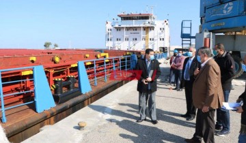 هيئة ميناء دمياط تعلن وصول 58 ألف طن أخشاب ومواد غذائية
