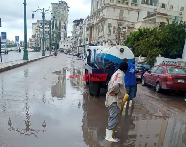 سحب مياه الأمطار من شوارع دمياط بعد موجة الطقس السيئ