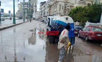 سحب مياه الأمطار من شوارع دمياط بعد موجة الطقس السيئ