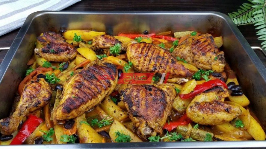 طريقة عمل صينية دجاج بالخضروات والمرقة لوجبة فطور خفيفة علي المعدة في رمضان 2021