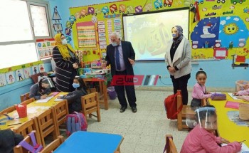 مدير تعليم الإسكندرية يتفقد سير العملية التعليمية في مدارس إدارة وسط ثاني أيام الترم الثاني