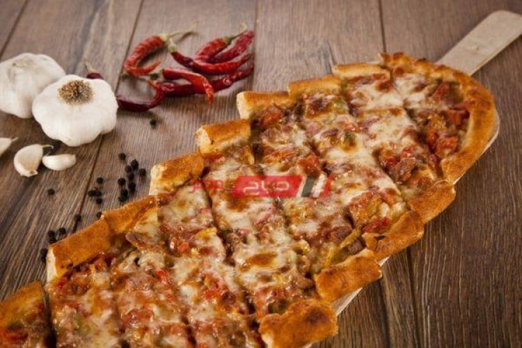 طريقة عمل البيتزا باللحم والجبن الموتزاريلا من ضمن وصفات سحور شهر رمضان المبارك ٢٠٢١