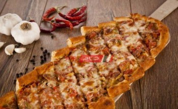 طريقة عمل البيتزا باللحم والجبن الموتزاريلا من ضمن وصفات سحور شهر رمضان المبارك ٢٠٢١
