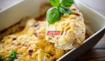 طريقة عمل الدجاج بصوص البشاميل والجبن الرومي لعزومات شهر رمضان 2021 بالخطوات والمقادير