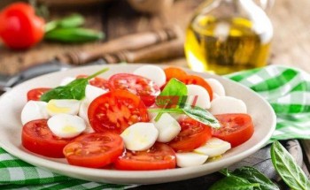 طريقة عمل سلطة الطماطم بالجبنة الموتزاريلا من ضمن قائمة مقبلات شهر رمضان المبارك ٢٠٢١