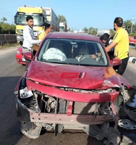 بالصور إصابة سيدة في حادث سير بين سيارتين ملاكي على طريق مدينة دمياط الجديدة