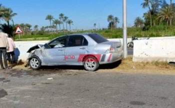 بالصورة انقلاب سيارة ملاكي على طريق رأس البر بدمياط وإصابه قائدها