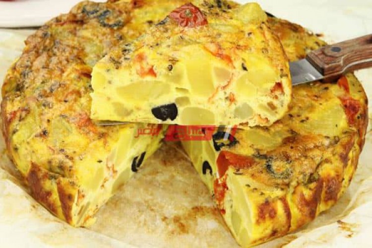 طريقة عمل فطيرة البيض بالبطاطس والجبنة النستو والزيتون كوجبة إفطار سريعة وسهلة